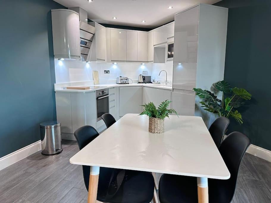 Diamond - - Lanes - 2 Bedrooms - Families - Business - Contractors - Sleeps 5
